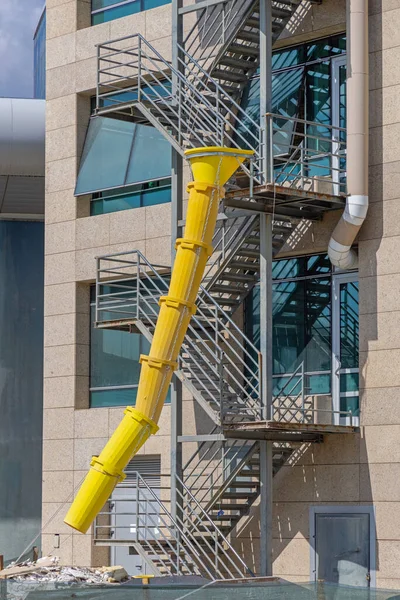 Gelbe Plastikschuttrutsche Auf Baustelle — Stockfoto