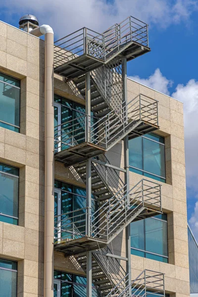 近代的な建物の外観で火災エスケープ階段 — ストック写真