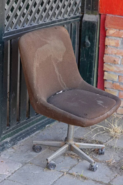 Old Dirty Brown Beaten Office Chair — Stock Photo, Image