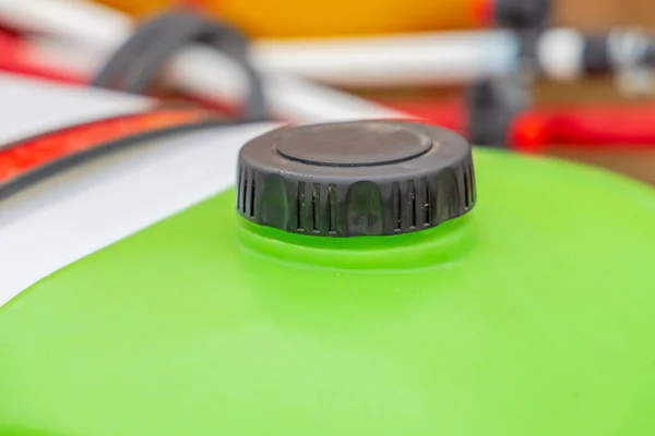 Широкая Черная Лида Зеленой Пластиковой Крышке Танка — стоковое фото