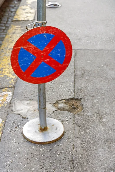 城市街禁止停车标志栏 — 图库照片