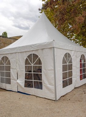 Pencereli Beyaz Plastik Tepe Partisi Çadırı