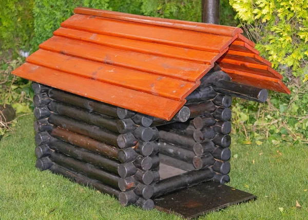 Black Log Wood Big Dog House Střechou — Stock fotografie