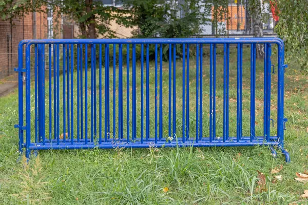 草坪上的蓝色金属人群控制屏障 — 图库照片