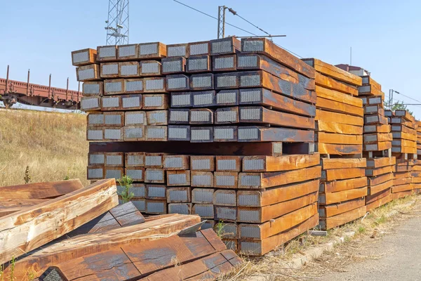 Grande Pile Vieux Liens Ferroviaires Avec Des Extrémités Métal — Photo