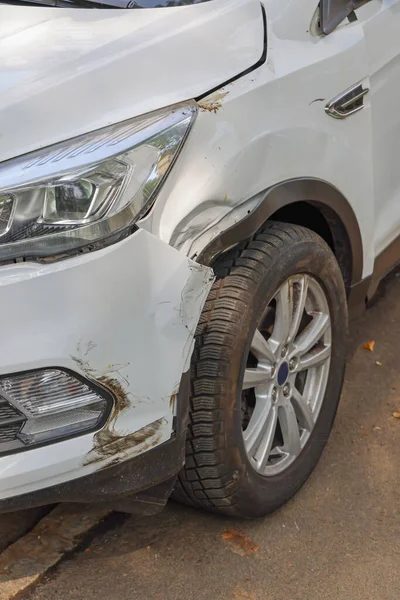 Dano Acidente Trânsito Frente Novo Suv Branco — Fotografia de Stock