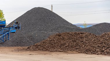 Büyük Kara Kömür Yığını Kış için Dış Depo
