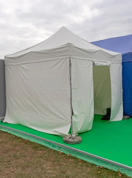 White Tent Canopy Setup Für Outdoor Veranstaltungen — Stockfoto