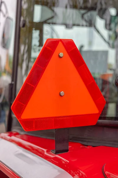 Gran Triángulo Rojo Reflectante Seguridad Tractor Granja —  Fotos de Stock