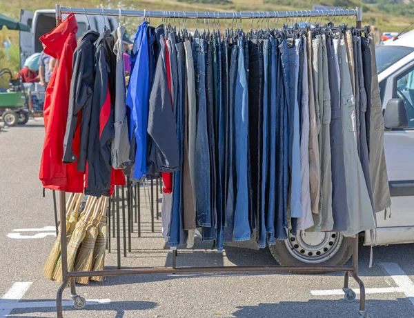 Hosen Und Jacken Kleidungsstücke Zum Verkauf Auf Dem Flohmarkt — Stockfoto