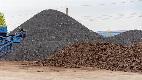 Grande Mucchio Carbone Nero Stoccaggio Esterno Inverno — Foto Stock