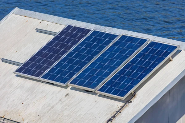 Pontoon House Çatısında Güneş Panelleri Elektrik Gücü — Stok fotoğraf