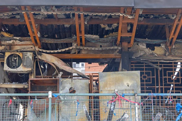 Centro Comercial Después Del Incendio Inferno Daño Techo Estructura — Foto de Stock