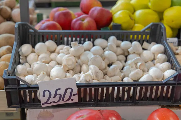 Marketteki Sandıkta Beyaz Mantarlar — Stok fotoğraf