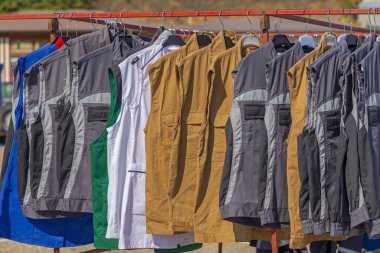 Çeşitli Pamuk Yelekler Tırabzanda Asılı