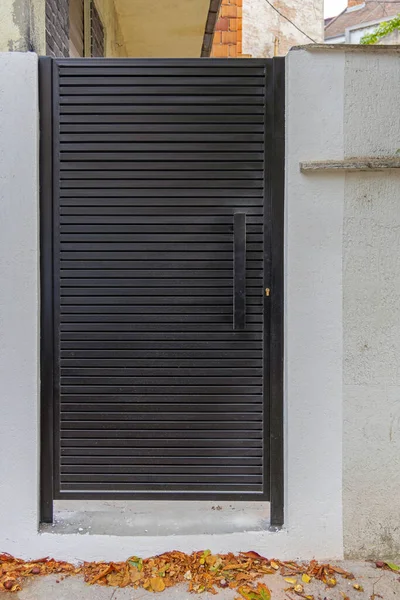 Porta Chiusa Del Cancello Nero Nel Giorno Autunno — Foto Stock