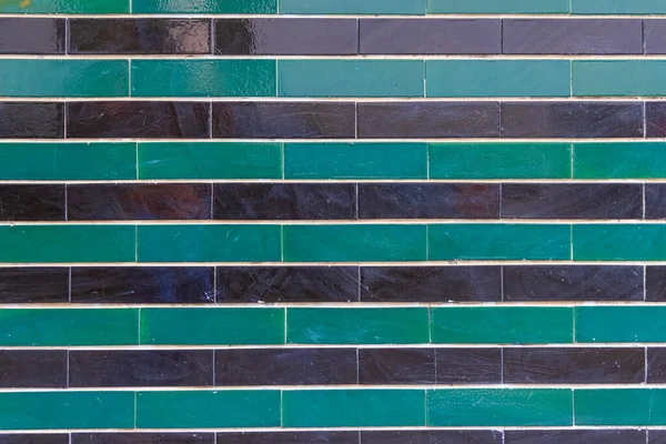 壁のレトロな緑と黒の光沢のあるタイル — ストック写真
