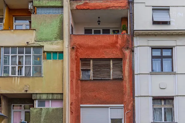 贝尔格莱德老塞尔维亚的破旧住宅建筑 — 图库照片