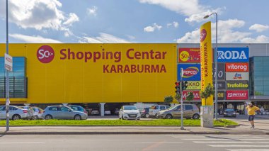 Belgrad, Sırbistan - 01 Eylül 2021: Belgrad, Sırbistan 'da Büyük Sarı Alışveriş Merkezi Karaburma.