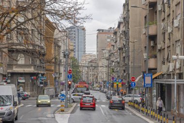 Belgrad, Sırbistan - 28 Ağustos 2021: Sırbistan 'ın başkenti Belgrad' da Yağmur Sonrası Islak Svetogorska Caddesi.
