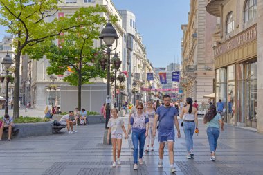 Belgrad, Sırbistan - 08 Ağustos 2021: Knez Mihailova Caddesi Pedestrian ve Alışveriş Bölgesi Şehir Merkezi 'nde Yürüyen Turist kalabalığı.