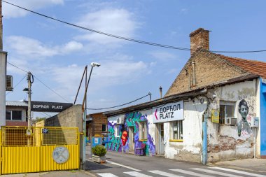 Belgrad, Sırbistan - 17 Ağustos 2021: Sırbistan 'ın Belgrad kentindeki Dobracina Caddesi' nde Dorcol Platz Sanat Örgütüne Giriş.