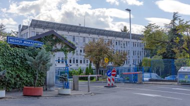 Belgrad, Sırbistan - 01 Eylül 2021: Zvezdara 'da Ünlü Bilim Adamı Mihajlo Pupin Araştırma Enstitüsü' ne Giriş.