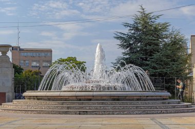 Belgrad, Sırbistan - 06 Eylül 2021: Yaz Bayramı 'nda Vuk Anıtı yakınında Mermer Mozaik Su Fıskiyesi.
