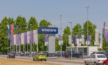 Belgrad, Sırbistan - 30 Haziran 2021: Sırbistan 'ın Novosadski Otoyolu' ndaki Volvo Otomobil Galerisi.