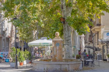 Belgrad, Sırbistan - 09 Eylül 2021: Sıcak Yaz Gününde Strahinjica Bana Caddesi 'nde Taş Toplu Su Çeşmesi.