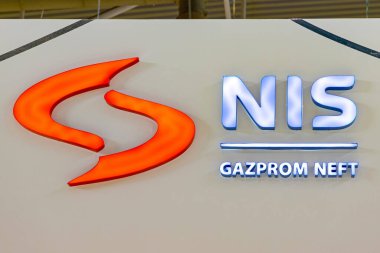 Novi Sad, Sırbistan - 18 Eylül 2021: Fuar Fuarı 'nda Aydınlatılmış İşaret Nis Gazprom Neft Petrol Şirketi.