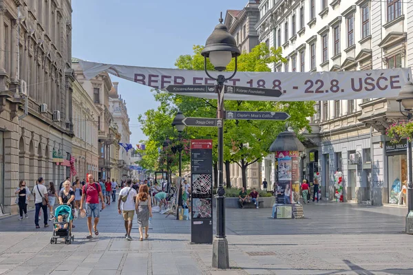 セルビア ベオグラード 2021年8月8日 ケネス ミハイロヴァ通り商店街を歩く人々夏の日 — ストック写真