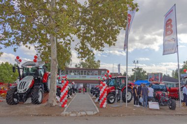 Novi Sad, Sırbistan - 18 Eylül 2021: Yeni Steyr Traktörleri Tarım Fuarında Basak Booth.