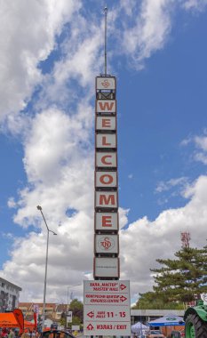 Novi Sad, Sırbistan - 18 Eylül 2021: Tarım Fuarı 'nda Uzun Hoşgeldin İşareti Kulesi.