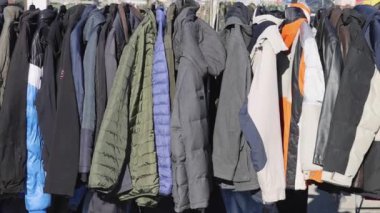 Açık Bit Pazarında Ceketler ve Ceketler Kış Giysileri