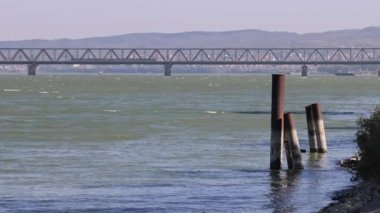 Sırbistan 'da Tuna Nehri üzerindeki Eski Çelik Pancevo Köprüsü