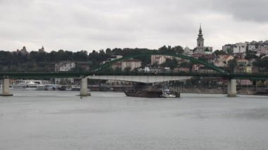 Sava Belgrad Nehri 'ndeki Eski Köprünün Altındaki Mavnayı İten Römorkör Sırbistan
