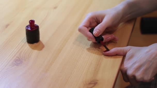 Red Nail Polonês Feminino Mãos Manicure Cosméticos Mesa — Vídeo de Stock