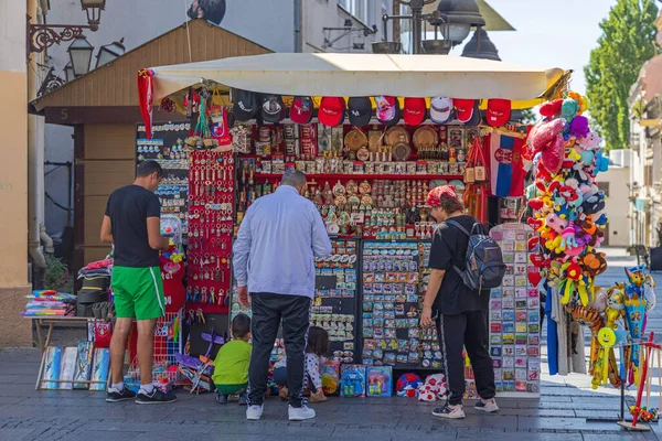 Beograd Serbien September 2021 Turister Køber Souvenirs Kiosk Knez Mihailova - Stock-foto