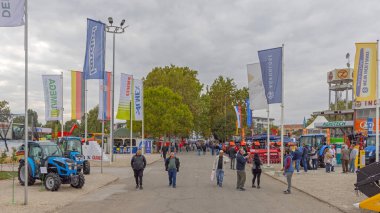Novi Sad, Sırbistan - 21 Eylül 2021: Tarım Fuarı Fuar Fuarı Fuarı 'nda Yürüyen İnsanlar.