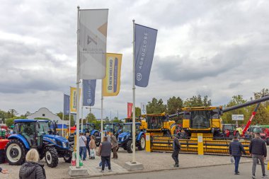 Novi Sad, Sırbistan - 21 Eylül 2021: Modern Traktörler Yeni Hollanda Tarım Fuarı Fuarı 'nda.