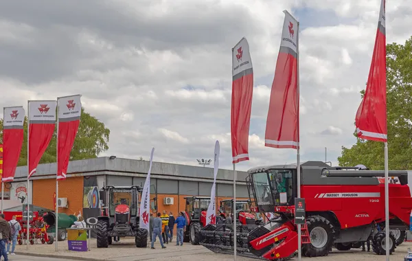 세르비아의 노비사드 2021 New Combine Harvester Massey Ferguson Agriculture Expo — 스톡 사진