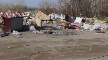 Şehirdeki Büyük Çöp Döküntüleri Alanından Geçerken