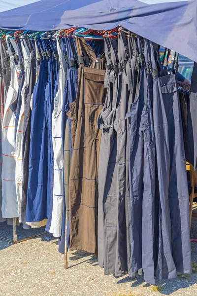 Kombinezony Robocze Spodnie Sprzedaż Pchlim Targu — Zdjęcie stockowe