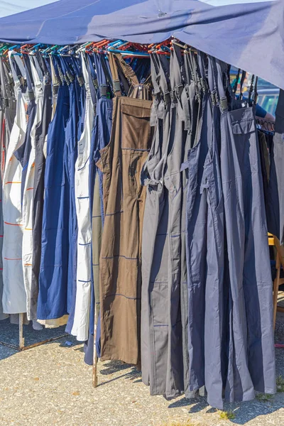 Overalls Arbeitshosen Zum Verkauf Auf Dem Flohmarkt — Stockfoto