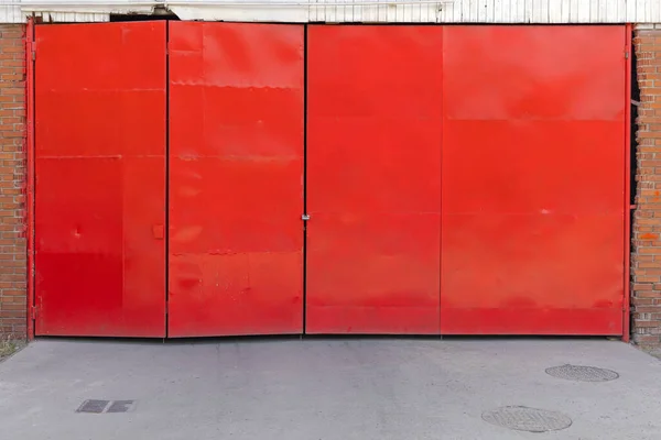 Portas Vermelhas Fechadas Prédio Armazenamento Exterior — Fotografia de Stock