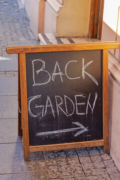 Terug Tuin Richting Pijl Teken Krijtbord — Stockfoto