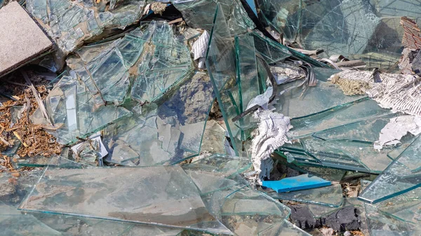 玻璃碎玻璃碎片损坏大堆 — 图库照片