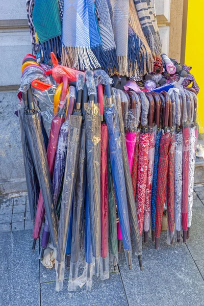 Neue Regenschirme Und Schals Beim Straßenhändler — Stockfoto