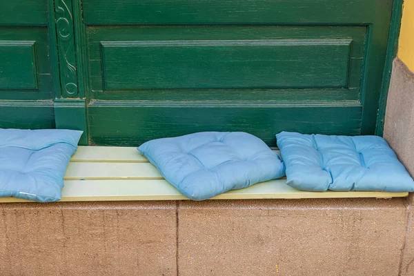 Several Seating Pillows Bench Front Building — Stock Photo, Image